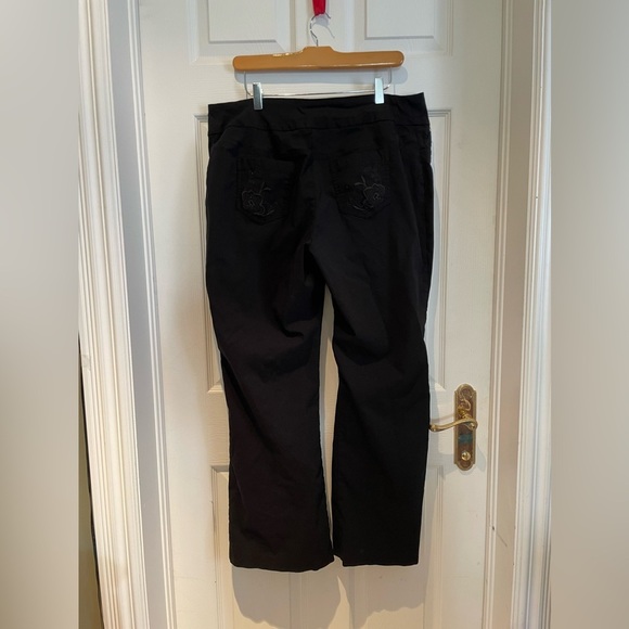 Women’s black trousers with embroidered pockets - Picture 4 of 5